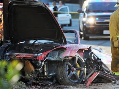 Die Bilder des Wracks. Der rote Porsche GT ist völlig ausgebrannt