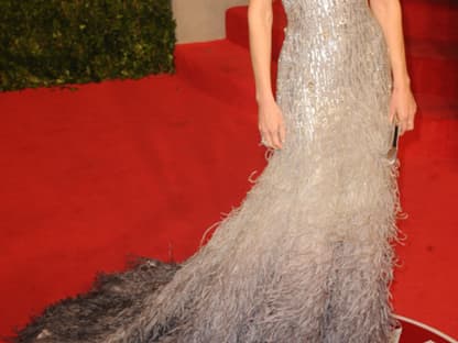 2011: Hilary Swank: âDas Gucci-Kleid erinnert mich an den Abräumer-Film ,Black Swanâ", findet Lena