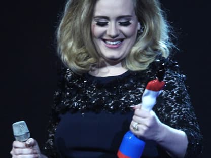 Gleich zwei Mal durfte Superstar Adele auf die Bühne und sich einen Preis abholen