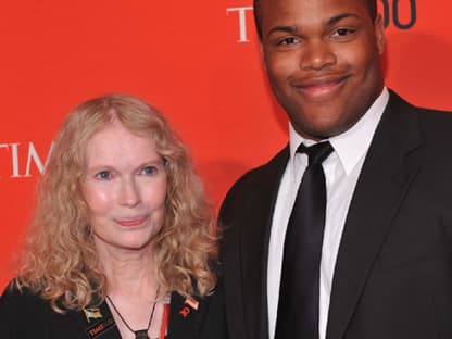 Schauspielerin Mia Farrow mit ihrem Adoptivsohn Isaiah