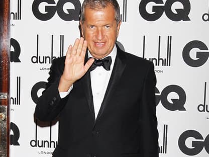 Hey Leute! Mario Testino winkt in die Kameras