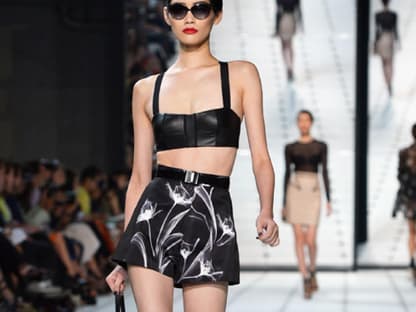 Designliebling Jason Wu setzt in seiner Spring/Summer 2013 Kollektion auf super knapp und super sexy! Lack, Leder und körperbetonte Schnitte erinnern wie vieles in diesem Sommer an die 90er Jahre.