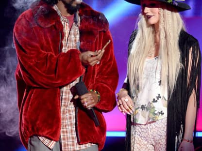 Snoop Dogg und Ke$ha sorgten für einen Skandal. Das musikalische Duo rauchte nämlich provokant auf der Bühne