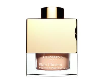 Vive la France!´ Dieser Mineral-Puder verschmilzt so mit der Haut, das es eine cremige Foundation ersetzt. Praktischerweise mitgeliefert: der passende Pinsel um die losen Pigmente aufzustupfen. âSkin Illusion" von Clarins, in 6 Nuancen erhältlich,´  13g ca. 36 Euro