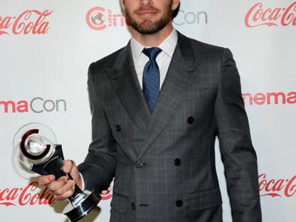 Chris Pine (Ab Sommer in: "Star Trek Into Darkness ...") wurde "Male Star of the Year". Hach ja, das können wir verstehen!