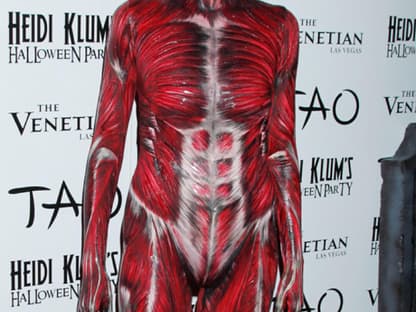 Happy Halloween! Wie in jedem Jahr feiert Supermodel Heidi Klum ihre berühmte Gruselparty und schockiert immer wieder aufs Neue mit ihren Outfits. In diesem Jahr gab Heidi gleich zwei Parties: In Las Vegas feierte sie in diesem besonders abscheulichen Outfit ...