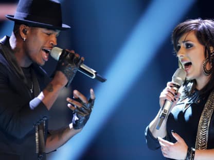 Der US-amerikanische R&B-Sänger Ne-Yo mit Kandidatin Melissa Heiduk