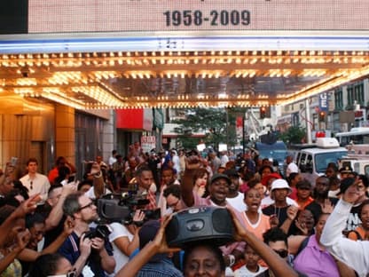 Fans treffen sich vor dem berühmten Apollo-Theater in L.A.