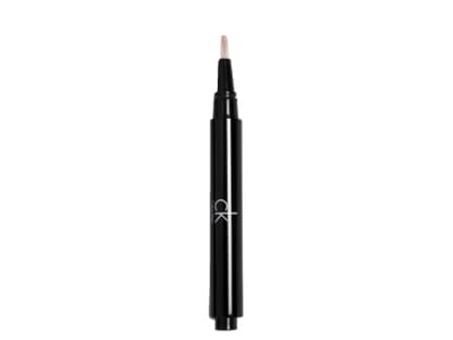 Mit lichtreflektie´­renden Pigmenten: 
"Endless Light Brightening Concealer" 
von ck Calvin Klein, 
ca. 18 Euro