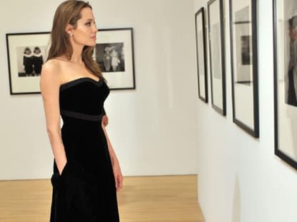 Angelina Jolie sieht sich im Museum  für Gegenwartskunst um