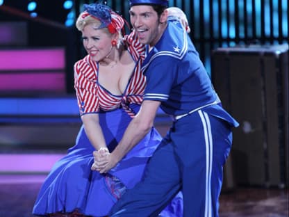 Maite Kelly und ihr Tanzpartner Christian Polanc kamen in einheitlichem Marine-Look