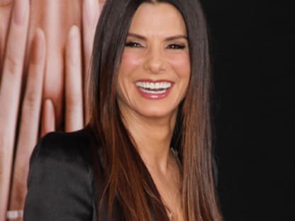 Hollywood-Beauty Sandra Bullock ließ für Chelsea Handler sogar ihr letztes Hemd. Splitternackt las sie ihr unter der Gemeinschaftsdusche die Leviten