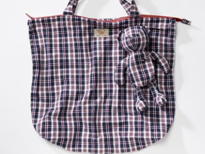 24. Juni 2012: Ideal für Picknick- oder Strandausflüge: Geräumige Textil-Tasche, die sich mit wenigen Handgriffen in dem kleinen Stoffbären verstecken lässt. "Bear Bag" in verschiedenen Designs von Tommy Hilfiger, ca. 40 Euro