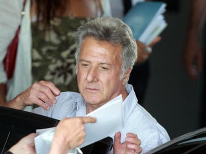 Promis wohin das Auge reicht: Hollywood-Star Dustin Hoffman vergibt schon am Hotel zahlreiche Autogramme