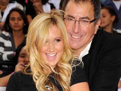 Regisseur Kenny Ortega hält Teenie-Star Ashley Tisdale fest im Arm