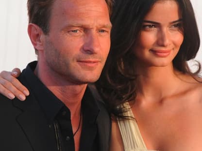 Wie "nur gute Freunde" wirkten sie nicht. Thomas Kretschmann hat sich nach zwölf Jahren Beziehung von seiner früheren Partnerin Lena getrennt. War die schöne Shermine Sharivar der Grund?