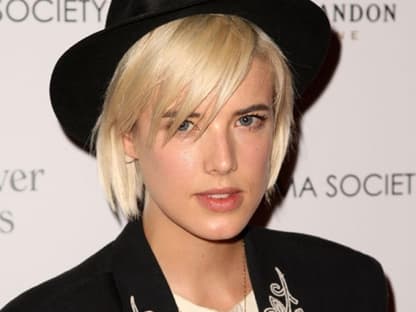 Cool: Topmodel Agyness Deyn trägt den Hut lässig auf dem Hinterkopf und lässt den Pony ins Gesicht fallen