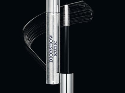 "Diorshow Iconic" von Dior definiert die Wimpern und gibt ihnen einen herrlichen Schwung. Gepflegt werden die Härchen mit Seidennektar, ca. 27 Euro