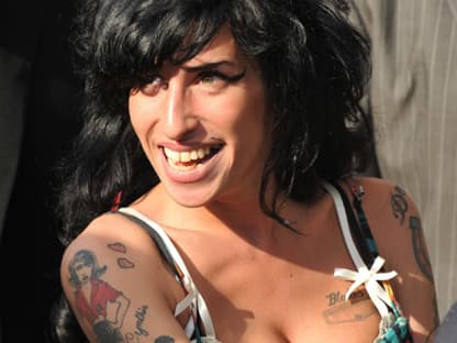 Amy Winehouse strahlt