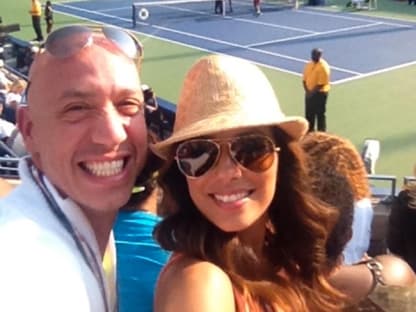 Eva Longoria postete diesen Bildbeweis (mit ihrem Stylisten Robert Verdi) - sie ist Tennisfan und feuerte US-Superstar Serena Williams an