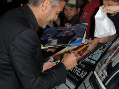 George Clooney versorgt die anwesenden Fans mit Autogrammen