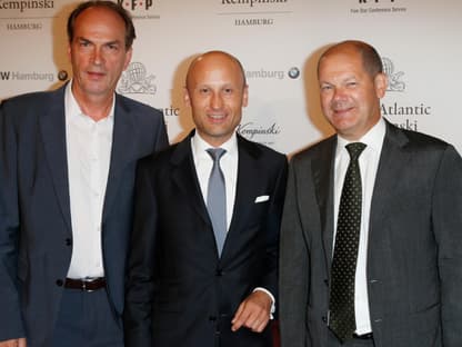 Schauspieler Herbert Knaup mit Atlantic-Hoteldirektor Peter Pusnik und Hamburgs Erstem Bürgermeister Olaf Scholz