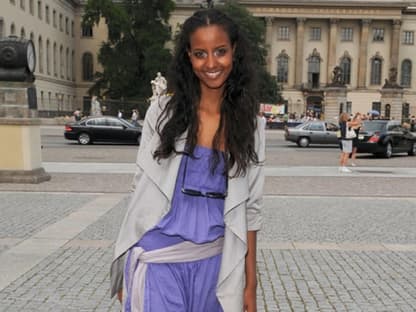 Sara Nuru auf dem Bebelsplatz in Berlin, wo die Mercedes-Benz Fashion Week vom 01. Juli bis zum 04. Juli stattfindet