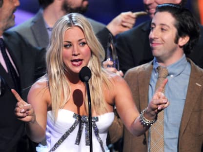 Kaley Cuoco und Simon Helberg freuen sich über ihren Award in der Sparte beliebteste TV Serie