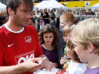 Nach dem Match gab es für die wartenden Fans noch viele Autogramme: Sasha nahm sich viel Zeit für die kleinen und großen Zaungäste