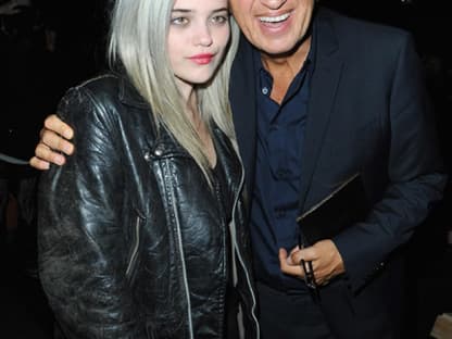 Schauspielerin Sky Ferreira und Promifotograf Mario Testino auf Kuschelkurs