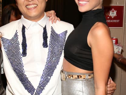 Grins: Psy mit Teenie-Star Miley Cyrus. Der Südkoreaner ist sehr humorvoll und liebt es, Promis wie Lady Gaga oder Beyoncé auf seinen Konzerten zu imitieren