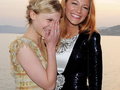 Was für eine Kulisse! Die beiden "Gossip Girl"-Darstellerinnen Clemence Poesy und Blake Lively freuen sich zurecht!