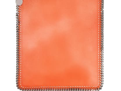 Edgy und doch klassisch! Für alle, die das Besondere lieben. Ipad-Hülle aus Leder von Stella McCartney mit Panzerkette über net-a-porter.com, jetzt ca. 170 Euro