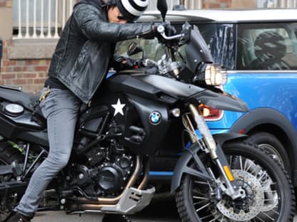 Cooler Typ: Justin Theroux cruist auf seiner BMW durch die Straßen