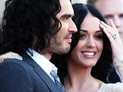 Große "Arthur"-Premiere in London. Dieses Mal kam Hauptdarsteller Russell Brand sogar gemeinsam mit Katy Perry zur großen Europa Premiere. Dabei halten sich Gerüchte, wonach es zwischen den beiden kriseln soll ...