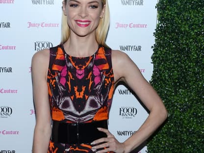 Die "Hart of Dixie"-Darstellerin Jaime King trägt ein auffälliges Print-Kleid. Ihr Mut zur Farbe zahlt sich aus!