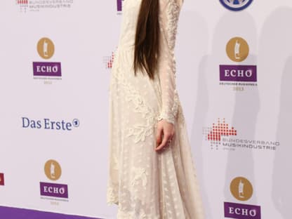 Lena Meyer Landrut trug auf dem lilafarbenen Teppich noch eine XXL-Mähne ...