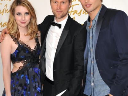 Emma Roberts mit dem britischen Model Douglas Booth und Burberry-Chefdesigner Christopher Bailey. Dieser wurde übrigens mit dem "Digital Innovation Award" geehrt