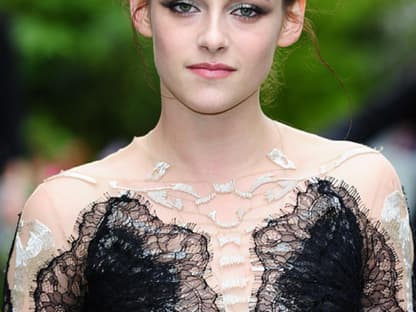 Gestern (14.5.2012) feierte das düstere Kino-Märchen "Snow White and the Huntsman" Weltpremiere im "Empire Leicester Square" in London. Alle Stars - Kristen Stewart, Charlize Theron und Chris Hemsworth waren gekommen