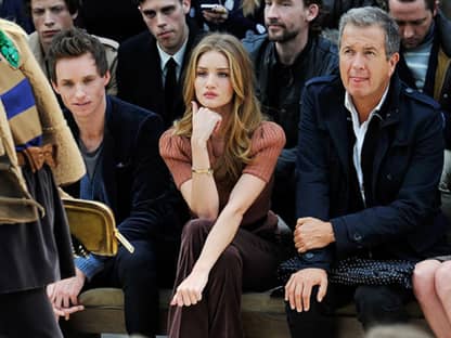 Topmodel Rosie Huntington-Whiteley neben Starfotograf Mario Testino bei der Show von Burberry