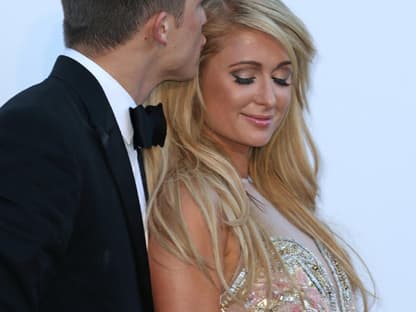 Die ersten Bilder der "amfAR"-Gala, die am Rande der Filmfestspiele in Cannes stattfand, sind da! Paris Hilton und ihr Freund River Viiperi haben sich bei der Ankunft nicht gescheut, den Fotografen ihre Liebe zu präsentieren