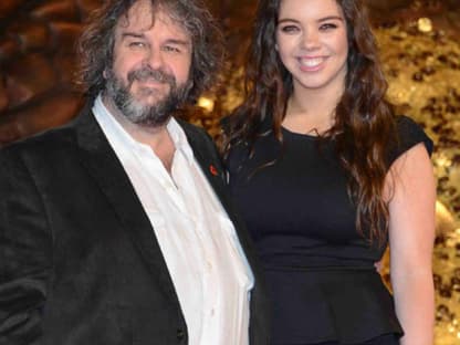 Regisseur Peter Jackson hat mit seiner Verfilmung der "Herr der Ringe"-Saga Filmgeschichte geschrieben. Mit "Der Hobbit", die dreiteilige Vorgeschichte zu "Herr der Ringe", setzt Peter Jackson sein Meisterwerk fort. Zur Premiere brachte er´ Tochter Katy mit