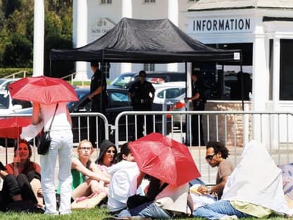 Die Angehörigen von Jackson trafen sich am Montagabend am Forest-Lawn-Friedhof in Los Angeles