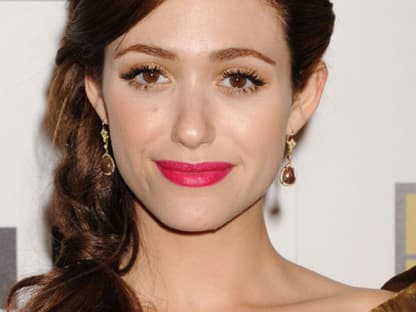 Die Schauspielerin und Sängerin Emmy Rossum (26) liebt den Gold-Look und betont ihre Augen mit einem goldenen Lidschatten und Eye-Liner...