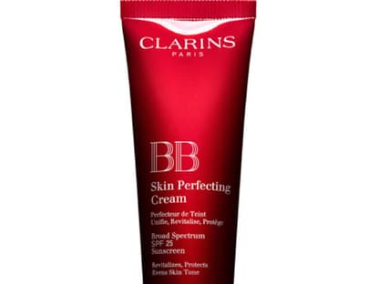 Die "BB Cream Skin Perfecting Cream SPF 25, Nr. 02 Medium", riecht sehr blumig und ist durch die flüssige Textur leicht zu verteilen. Gibt es auch in der hellen Nuance Nr. 01 light. Von Clarins, 45 ml ca. 33 Euro