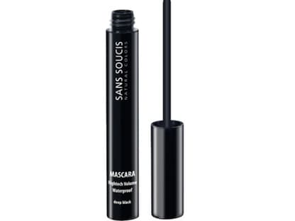 Diese Mascara verleiht das ultimative Volumen in tiefschwarzer Farbe: "Mascara Hightech Volume Waterproof Deep Black" von Sans Soucis, ca. 16 Euro