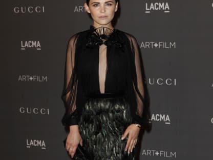 Raus aus den Federn? Von wegen! Ginnifer Goodwin machte es vor: Bei einer Filmgala trug die Schauspielerin ein mit Federn besetztes Ensemble von Gucci.