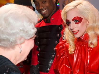 Gestern Abend gab es in englischen Blackpool eine Begegnung der besonderen Art. Bei der "Royal Variety Performance" traf die britische Königin Elizabeth II auf Superstar Lady GaGa