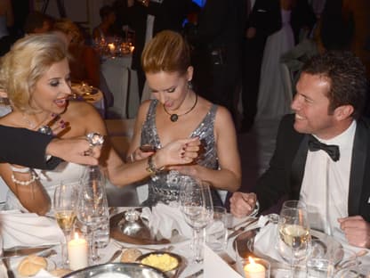 Auch bei ihnen war die Stimmung auf dem Höhepunkt: Verena Kerth (l.), Isabel Edvardsson (M.) und Lothar MatthaÌus (r.)