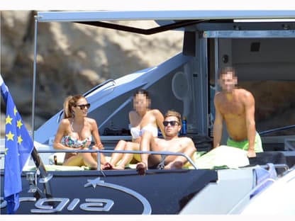 Mario Götze (2.v.r.) und Ann-Kathrin Brömmel (l.) auf einer Jacht auf Formentera